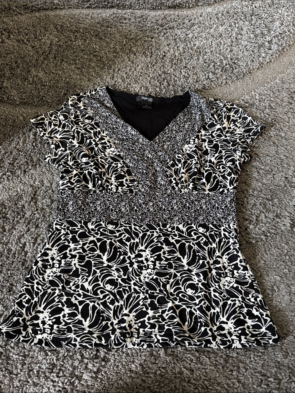 Style & Co. Black & White Floral Crossover V-Neck Tunic EUC